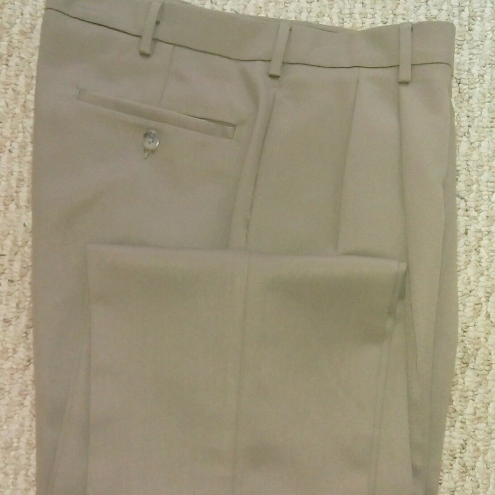 Bill Blass Mens Tan Slacks 32 x 30 Pleated Front